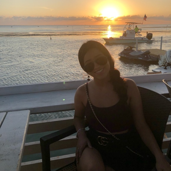 🌸 Meet your posher 🌸 - Picture 2 of 4